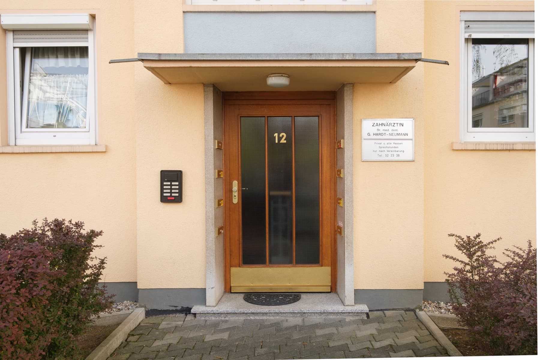 Praxiseingang mit Türschild Zahnärztin Dr. Hardt-Neumann, Friedlebenstraße 12